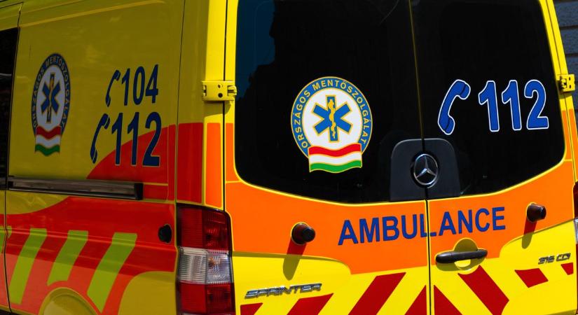 Két autó szaladt egymásba, a mentők is a helyszínre érkeztek