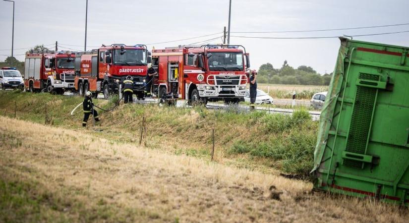 Lángok csaptak fel a kamionban az ütközés után, egy ember életét vesztette