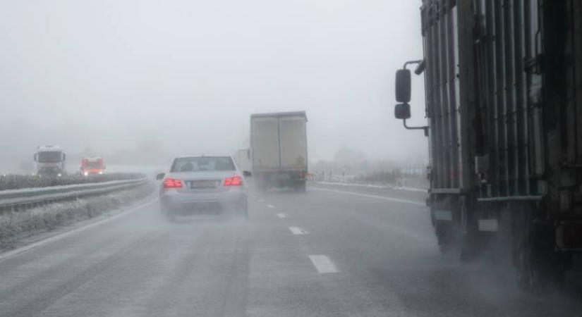 Esőben váltott 3 sávot az autós az M1-esen: egy kamion állította meg – Videó