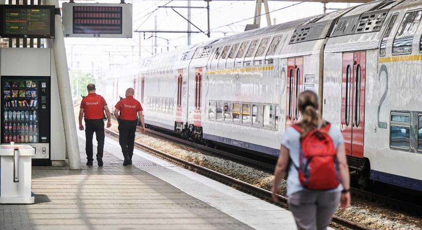 Francia köszönés miatt marasztalták el a jegyellenőrt