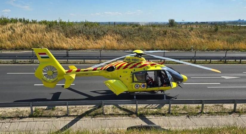 Súlyos karambol történt a 8-as főúton, mentőhelikopter sietett a kórházba