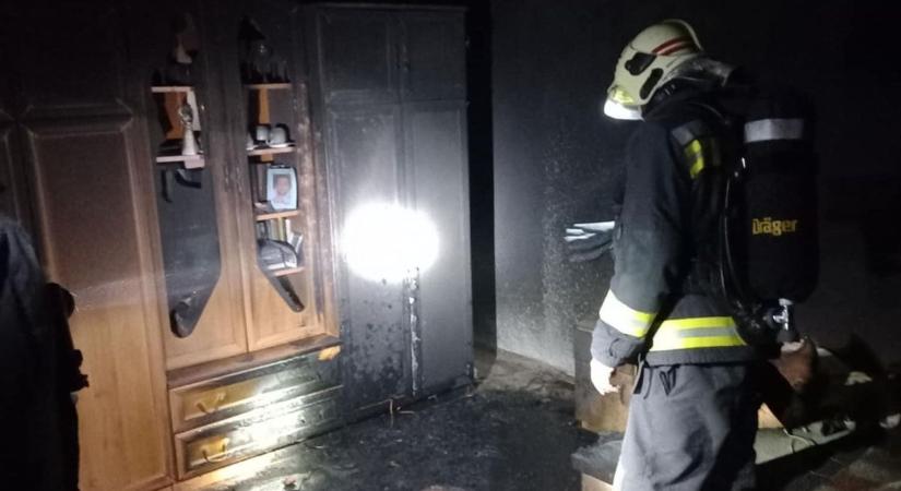 Tűz ütött ki egy eldőlt gyertya miatt