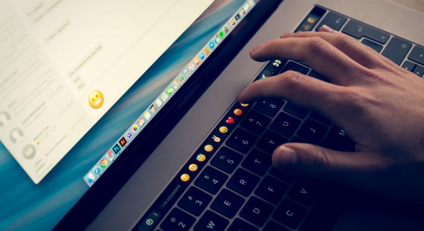 Megváltoztatták a kommunikációt a színes kis ikonok, ezek az emojik hódítanak idén