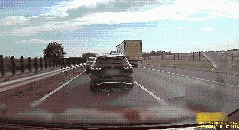 Száguldó Audi söpört végig négy autón az M1-esen