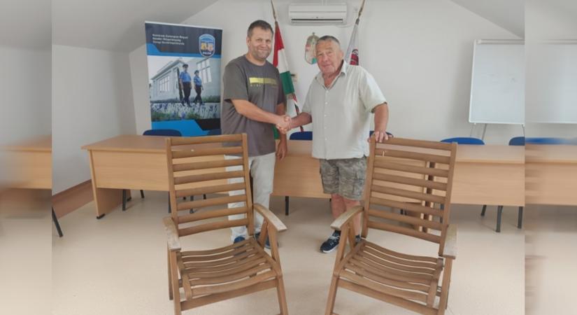 Egy kesztölci nyaralónál nézte ki magának a horgászszékeket, be is pakolta a kocsijába