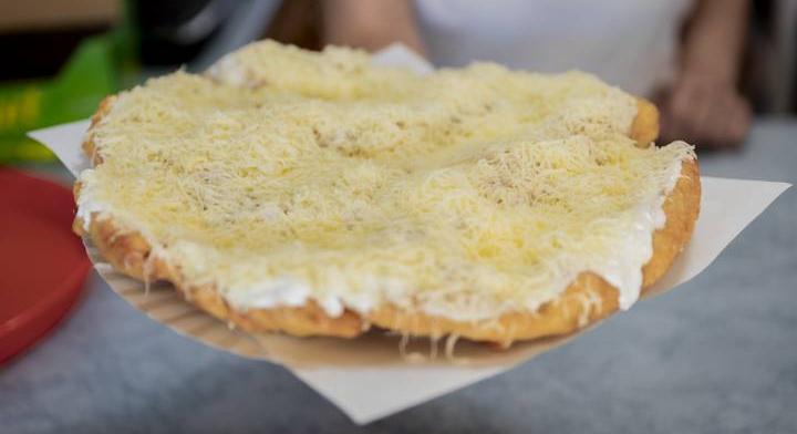 Luxuslángos a Balatonon: aranyárban van a magyarok kedvenc retró étele