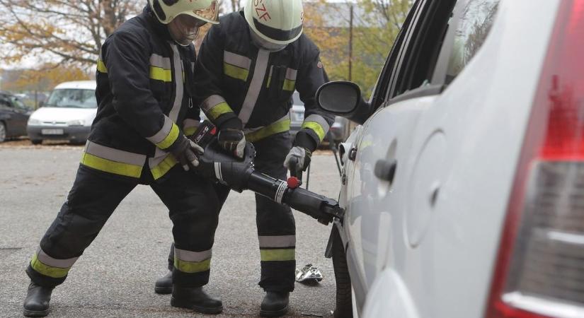 Feszítővágóval emelték ki a sérültet az autóból a balatonszemesi baleset helyszínén