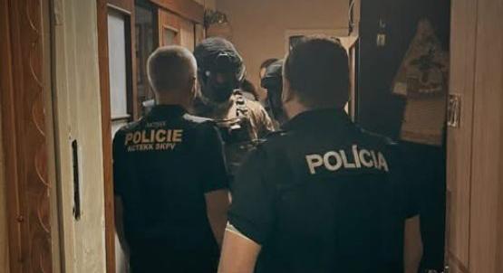 Őrizetbe vettek egy ukrán férfit a szeptemberi cseh és szlovák iskolai bombafenyegetések miatt