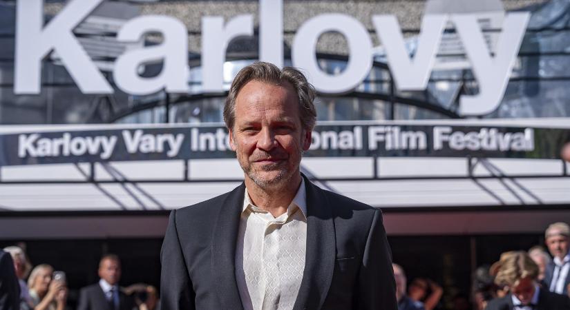 Peter Sarsgaard a Népszavának: Václav Havel a börtönt választotta a száműzetés helyett. Senki, akit ismerek, nem tenne ilyet
