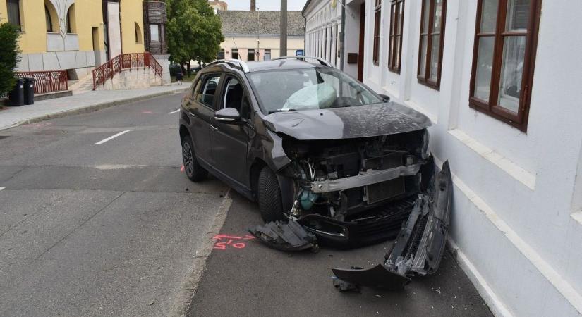 Óvoda falának ütközött egy autó, csak a szerencsén múlott, hogy nem történt tragédia