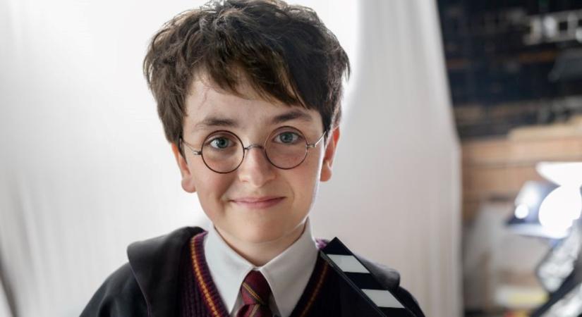 Harry Potter: Új lesifotókon nézhetjük meg az HBO készülő sorozatának főszereplőjét, valamint az őt sanyargató Dursley család tagjait