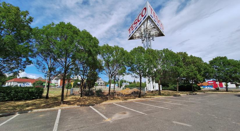 Megkezdődött a pécsi Tesla Supercharger építése
