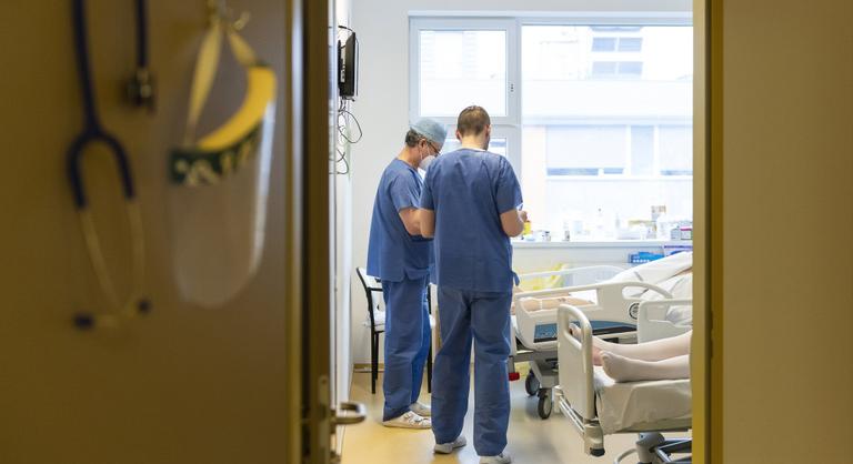 Kiderült, mennyi pénzt kapnak az orvosok és az ápolók az ügyeletért