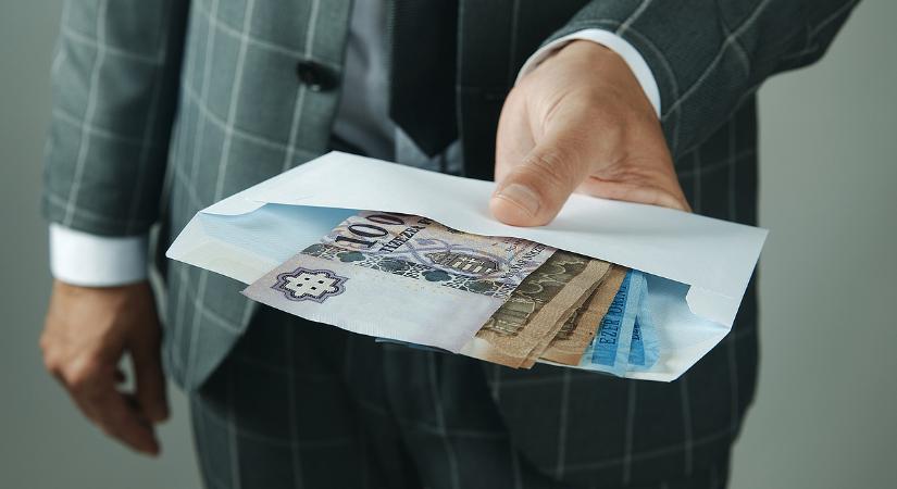 Visszalépés a digitalizációban? Újra menő a borítékos fizetés