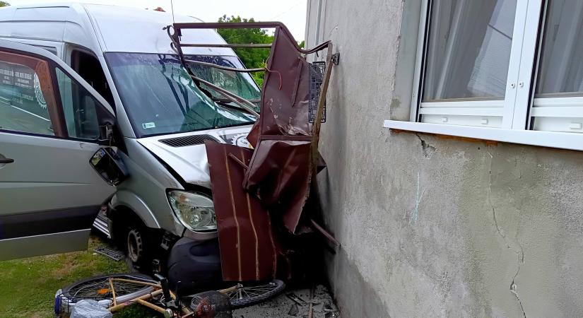 Sörszállító furgon tarolta le egy családi ház udvarát Kupon – helyszíni fotók