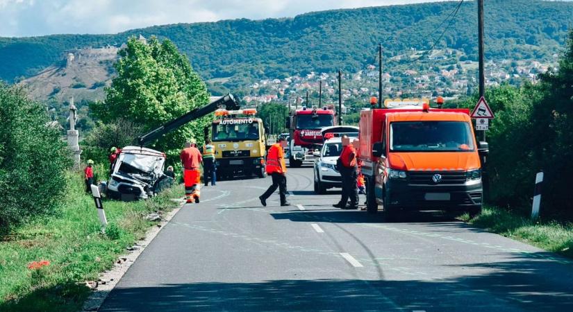 Halálos sümegi baleset: megrázó fotók a két furgon karamboljának helyszínéről