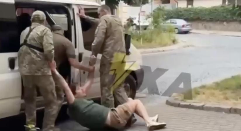 Ismét videón a toborzótisztek brutális fellépése Ukrajnában