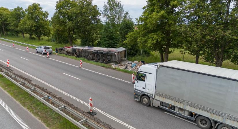 Nagy a baj: kamionok karamboloztak az M7-esen, lezárásra számíthatnak a sofőrök!
