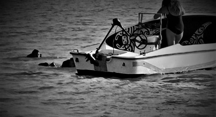 Három magatehetetlenül sodródó férfit emeltek ki a Balatonból