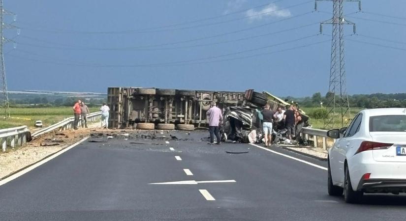 Baleset történt a 26-oson, keresztbe fekszik a kamion az úton