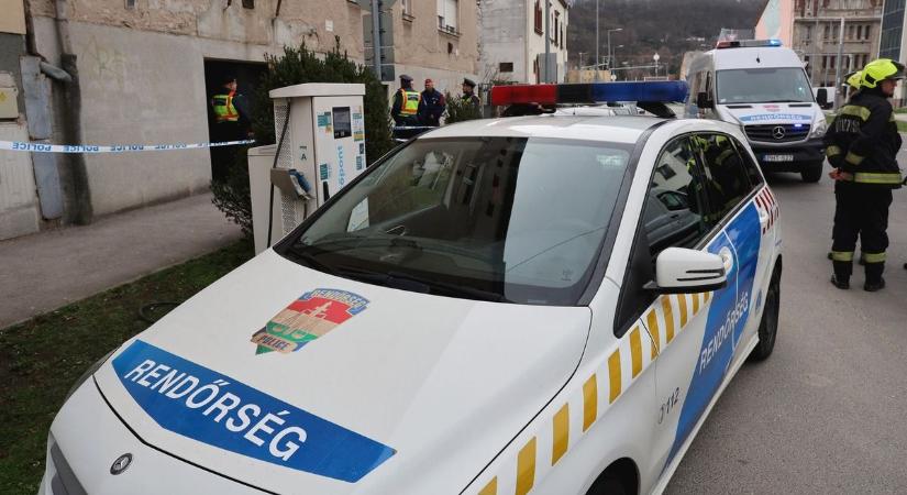 Kerítésből bomba, gránáttal fuvarozás és fából kiálló robbanószerkezet Hevesben