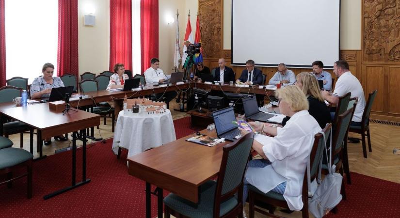 „Kezdőrúgásból rögtön öngól” - helyretette a kivonuló képviselőket a tatai polgármester