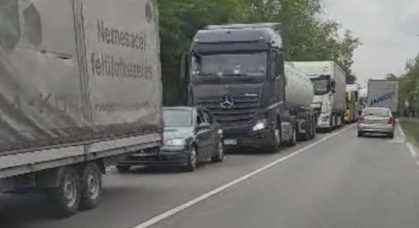 Hatalmas dugó a 81-es főúton – építkezés lassítja a forgalmat (videóval)