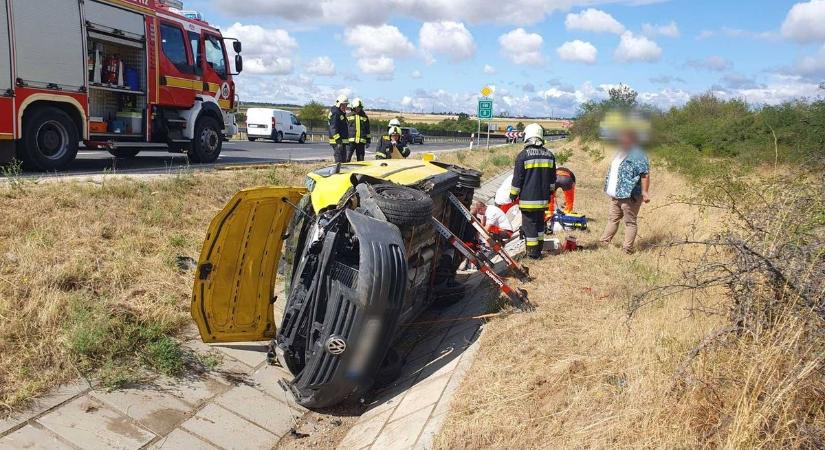 Sokkoló helyszíni fotók a 8-ason történt súlyos autóbalesetről