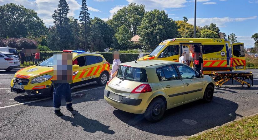Elvakította a nap a motorost, elesett a kereszteződésben