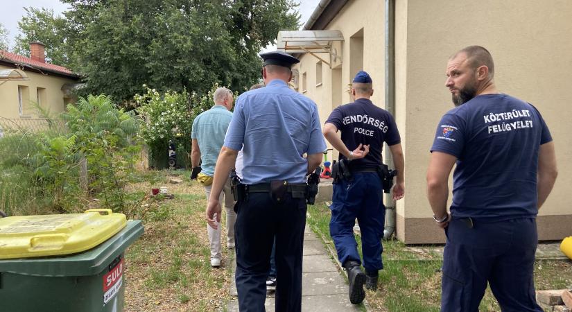 Összeférhetetlen lakónál tett váratlan látogatást a polgármester a Dobó utcában