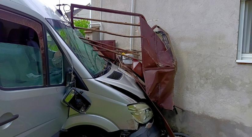 A kaput kidöntve a ház udvarán landolt egy sörszállító furgon ( fotók)