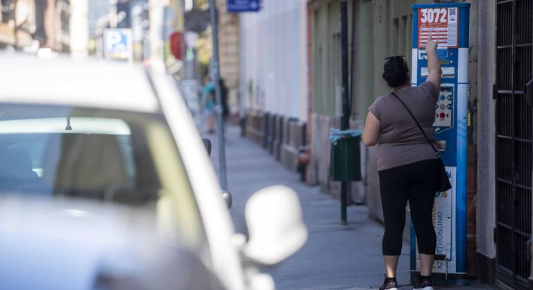 Így úszhat meg egy vaskos büntetést, ha autóval parkol