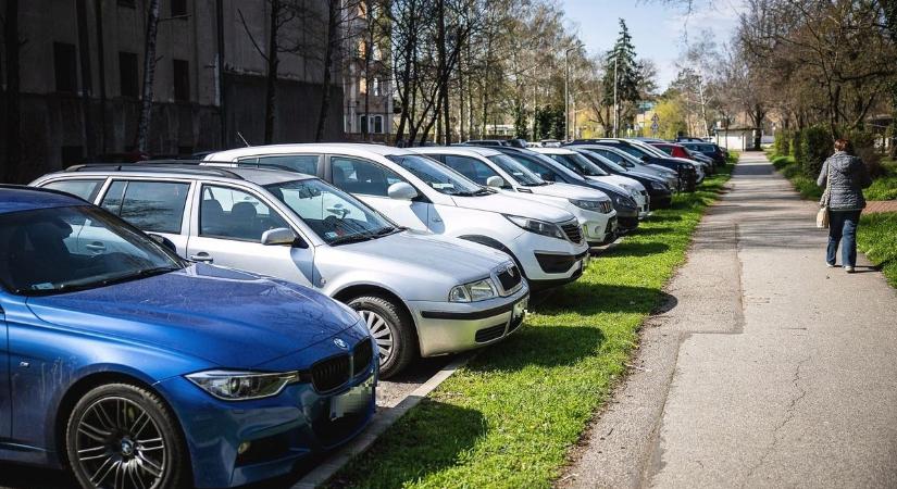 A parkoló gyöngyszeme, de mi volt az elképzelés? Ha a vonalon való parkolás volt a cél, akkor szabályos