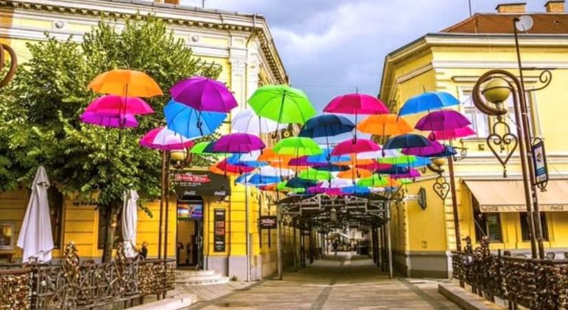 Tóth Szántai-József akaratán kívül megoldást talált az eső ellen a Miskolcon sétálóknak