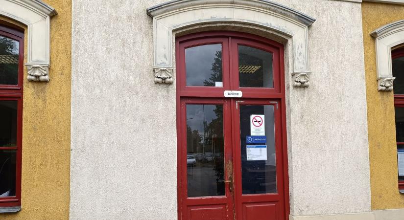 Több hét után új üveg került az ajtóra a mosonmagyaróvári vasútállomáson – az önkormányzat a parkolási gondokkal is foglalkozna