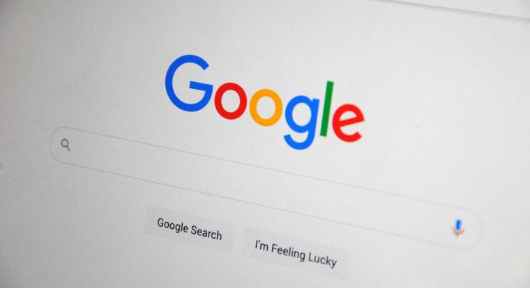 AI összefoglalókat vezet be a Google a Discover hírcsatornába