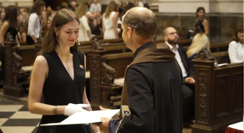 Diplomaosztón álltak ki a fegyelmi eljárás alá vont tanáraik mellett a pázmányos pszichológushallgatók