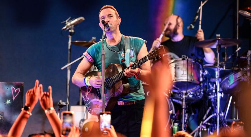 A Coldplay csókkamerája buktatta le a szeretőjével koncertre menő techvezért