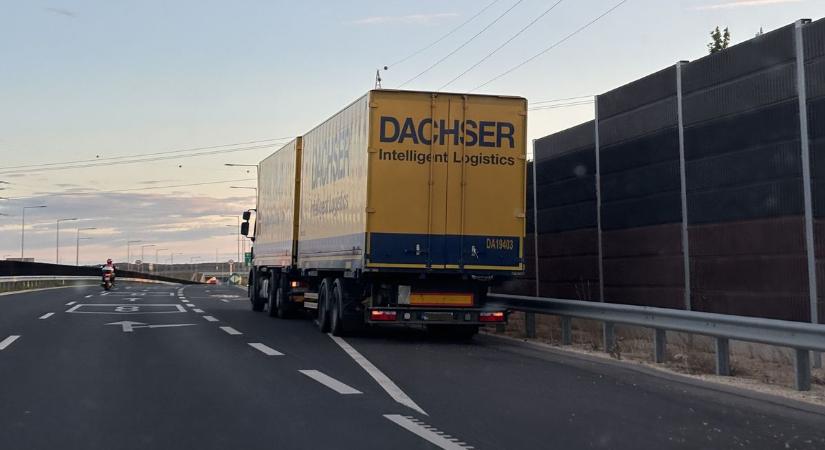 Kamion füstölt a 8-ason a veszprémi lehajtó előtt
