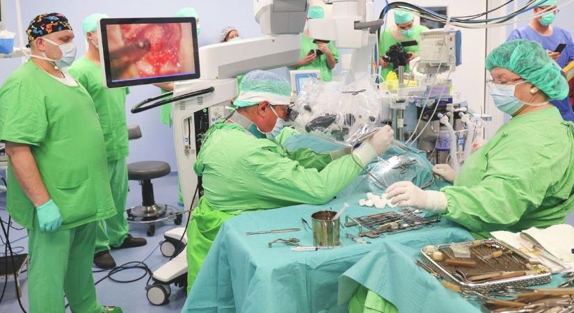 Tizenegy éves magyar kisfiú kapta a világ első okos cochleáris implantátumát