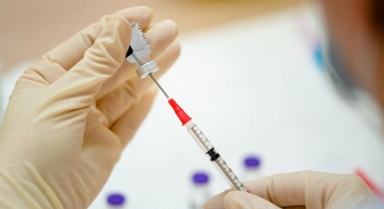 Pénzt kapnak a román háziorvosok, ha rábeszélnek valakit a koronavírus elleni védőoltásra