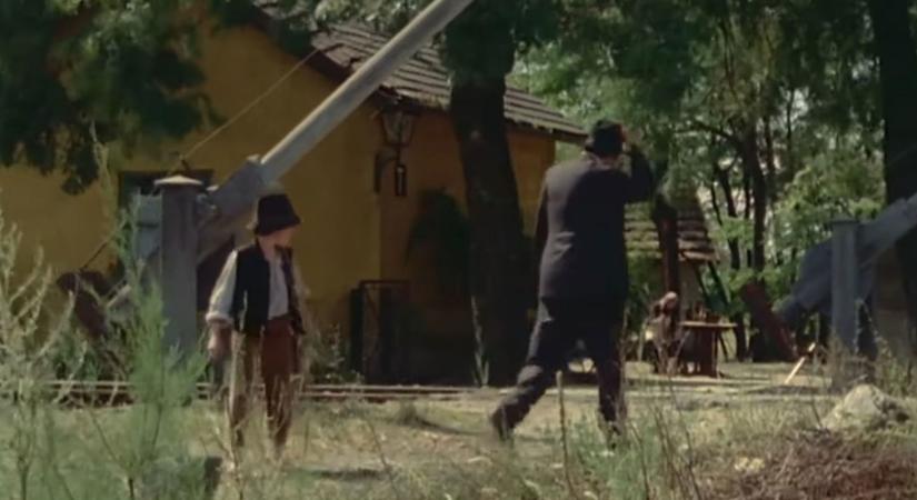 Titokban temették el az Indul a bakterház főszereplőjét, most megnézheted a sírját