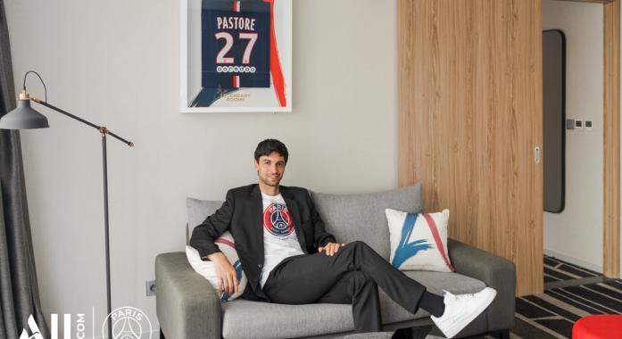 A NOVOTEL „LEGENDÁS SZOBÁI” NYOLC HELYSZÍNEN ÜNNEPLIK A PARIS SAINT-GERMAIN SZTÁRJAIT