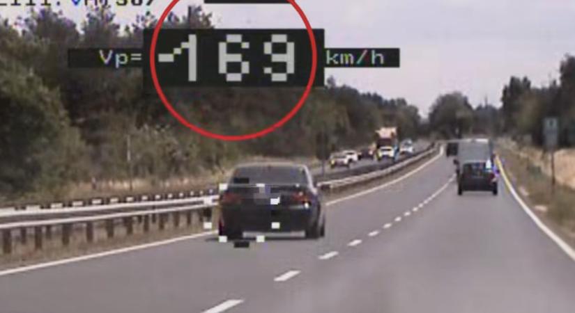 Levadásztak a rendőrök két BMW-st a 8-as főúton – videó