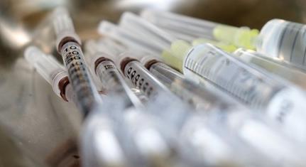 Elfogadhatatlan, hogy bizonytalan eredetű kínai vakcinával akarják beoltani az időseket