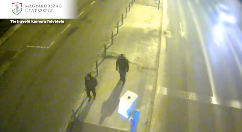 Videón, ahogy csuklyában, kalapáccsal szétvernek egy a traffipaxot az éj leple alatt