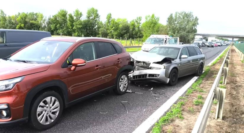 Videón az M1-es réme: audis tarolta le a kocsisort, egymás után törtek az autók