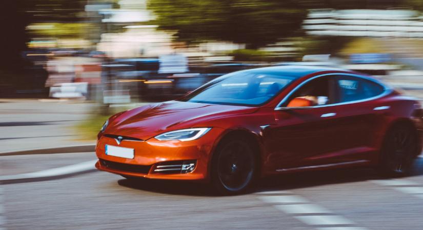 Tomboló teslás és büntető BMW-s - hihetetlen, miket művelnek egyesek az utakon