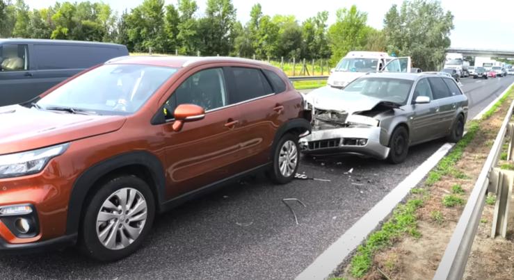 Eszeveszett tempóval érkező Audi okozott láncbalesetet az M1-esen – VIDEÓ!