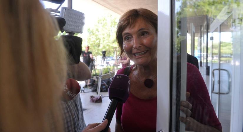 Egyre több szocialista politikus áll be Magyar Péter mögé